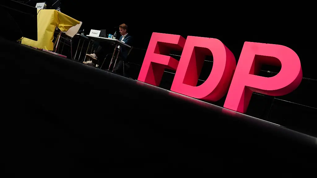 Das-Logo-der-Partei-FDP-ist-auf-einer-Buehne-aufgebaut
