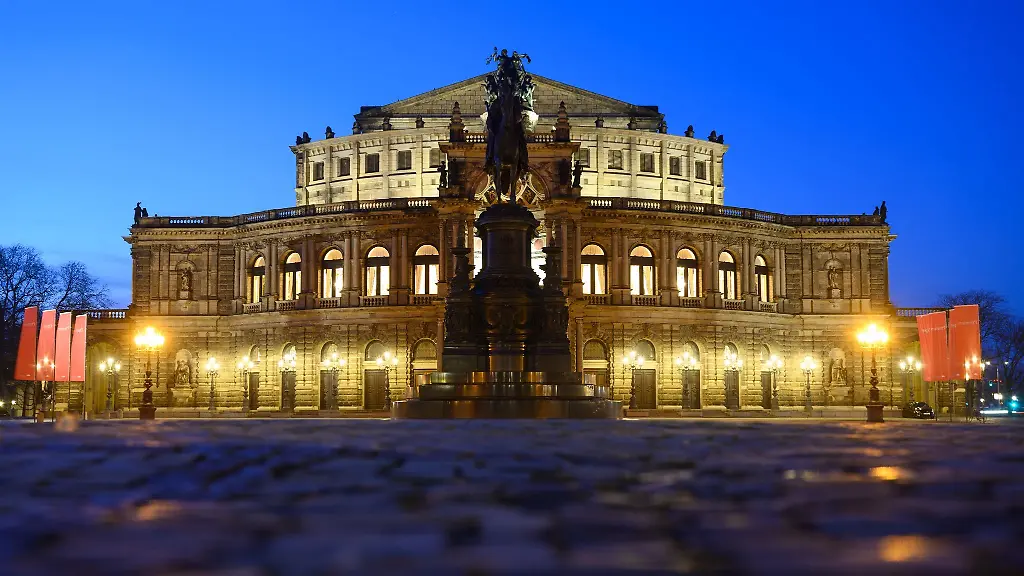 Blick-am-Abend-auf-die-Semperoper