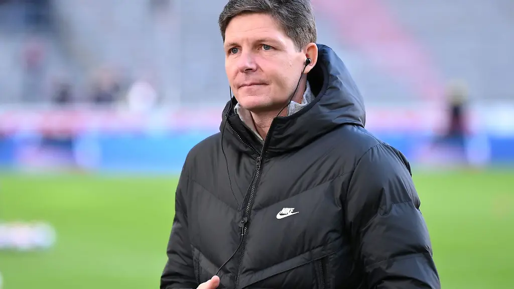 Frankfurts-Trainer-Oliver-Glasner-vor-Spielbeginn-bei-einem-Interview
