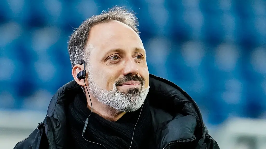 Stuttgarts-Trainer-Pellegrino-Matarazzo-steht-im-Stadion