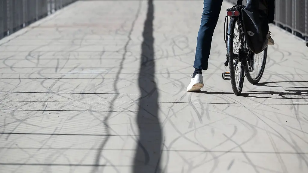 Reifenspuren-sind-auf-einer-Fussgaenger-und-Radbruecke-zu-sehen