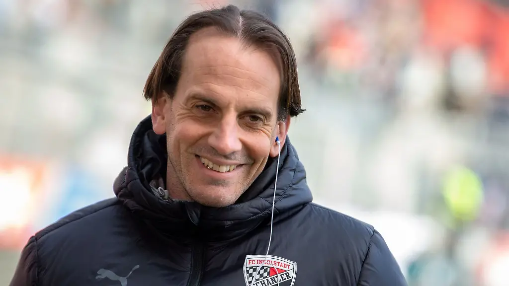 Ingolstadts-Trainer-Ruediger-Rehm-am-Spielfeldrand