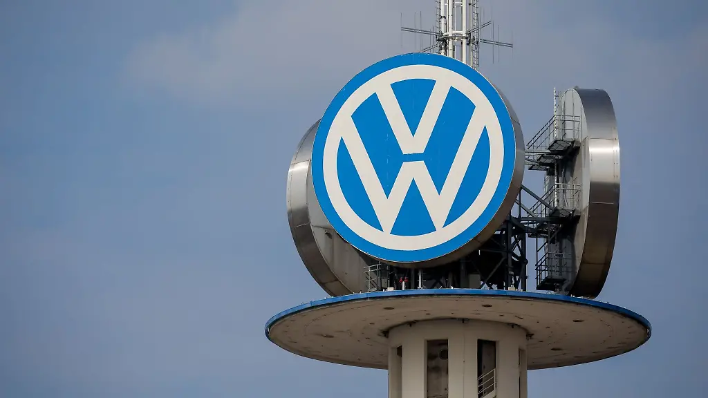 Das-Logo-des-Automobilherstellers-Volkswagen-ist-am-VW-Tower-in-Hannover-zu-sehen