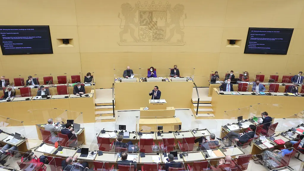 Eine-Plenarsitzung-im-bayerischen-Landtag