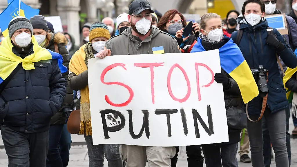 Demonstranten-halten-ein-Plakat-mit-der-Aufschrift-Stop-Putin-bei-einer-Friedensdemo
