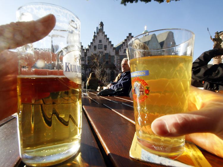 Ebbelwoi auf dem Römerberg: Auch in Frankfurts guter Stube wird der Apfelwein serviert. Anstoßen mit Biertrinkern gilt schon lange nicht mehr als anstößig.