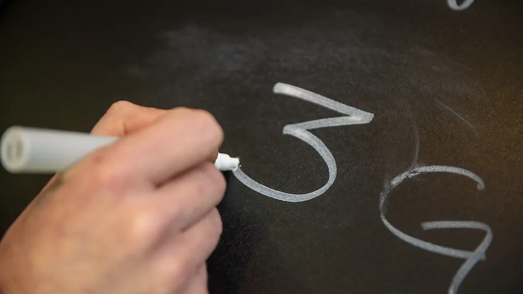 Ein-Mann-schreibt-den-Hinweis-zur-3G-Regelung-auf-eine-Tafel-in-einer-Bar