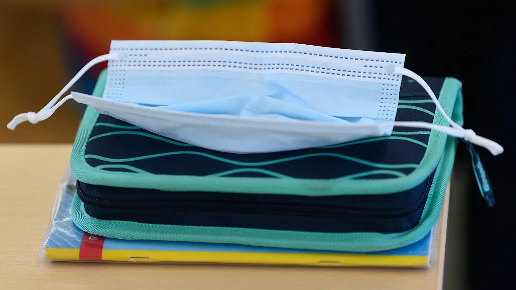 Eine-Maske-liegt-in-einem-Klassenzimmer-auf-einem-Federmaeppchen