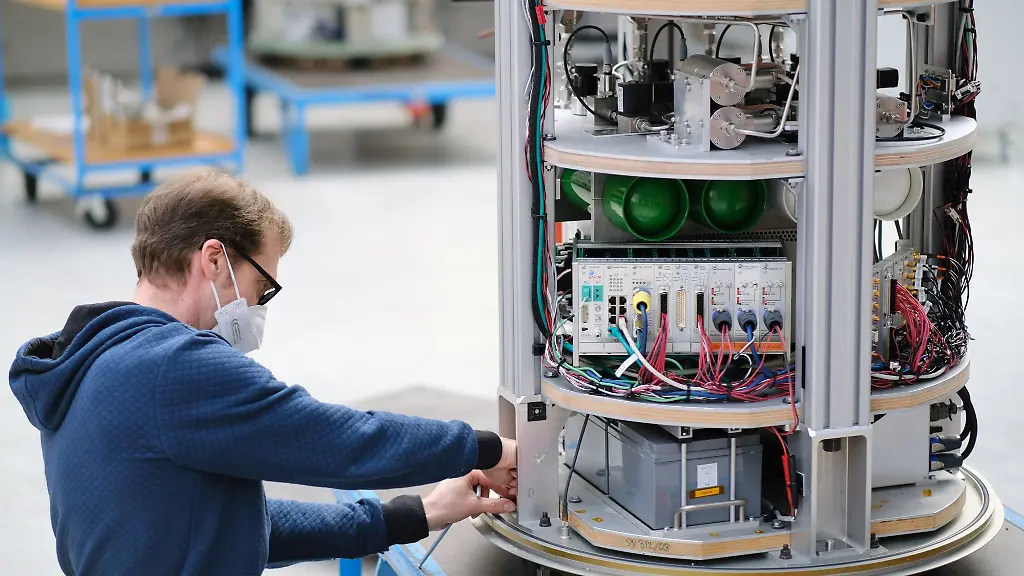 Ein-Mitarbeiter-des-Zentrums-fuer-angewandte-Raumfahrttechnik-und-Mikrogravitation-ZARM-tariert-eine-Fallkapsel