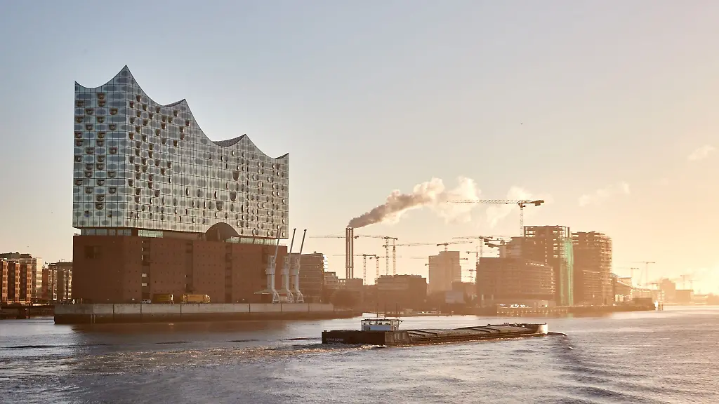 Ein-Lastschiff-faehrt-an-der-Elbphilharmonie-vorbei