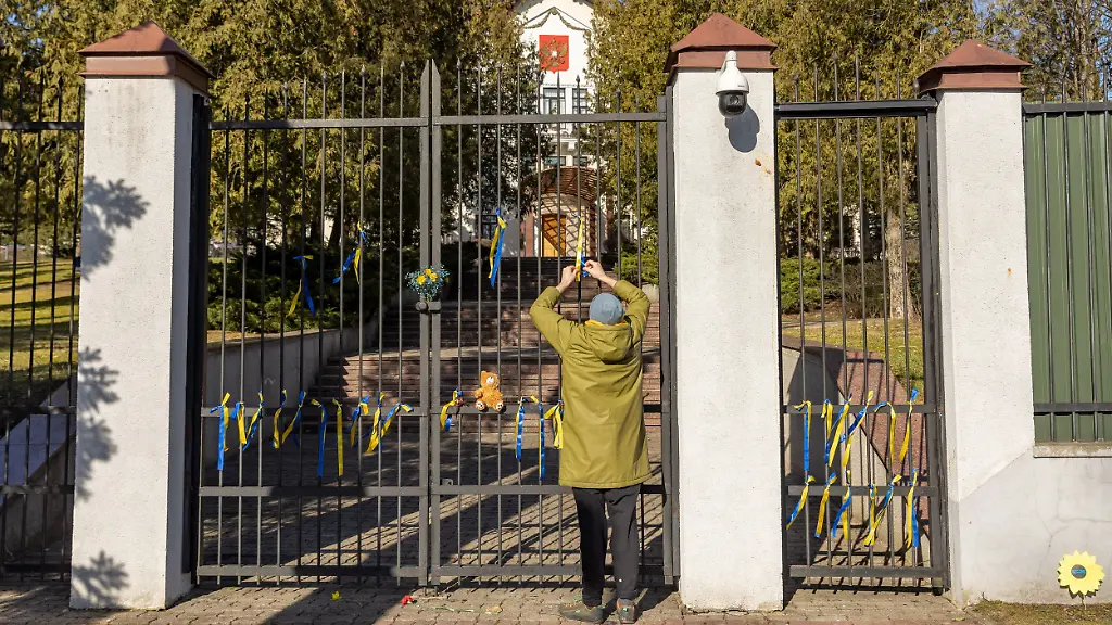 2022-03-01T191711Z-448555299-RC21TS95XBTJ-RTRMADP-3-UKRAINE-CRISIS-GERMANY-LITHUANIA-SOLIDARITY-GRAFFITI