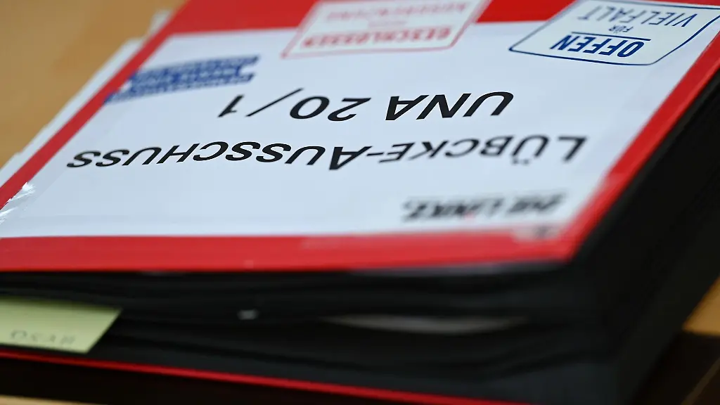 Ein-Aktenordner-mit-der-Aufschrift-Luebcke-Ausschuss-UNA-20-1