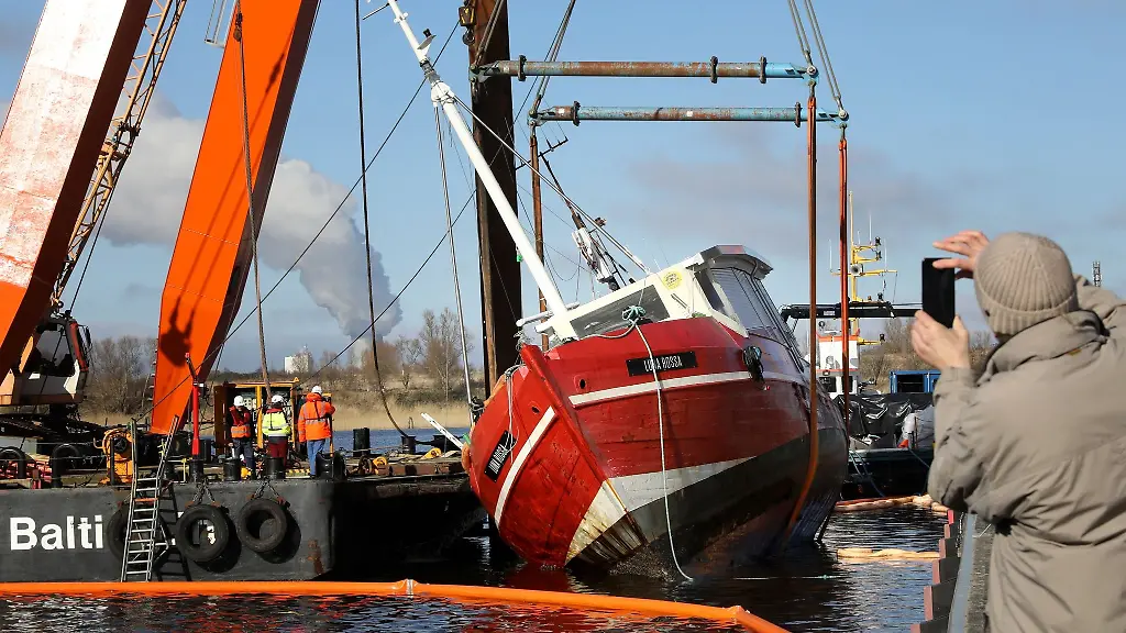 Im-Stadthafen-wird-der-Fischkutter-Luna-Rossa-geborgen