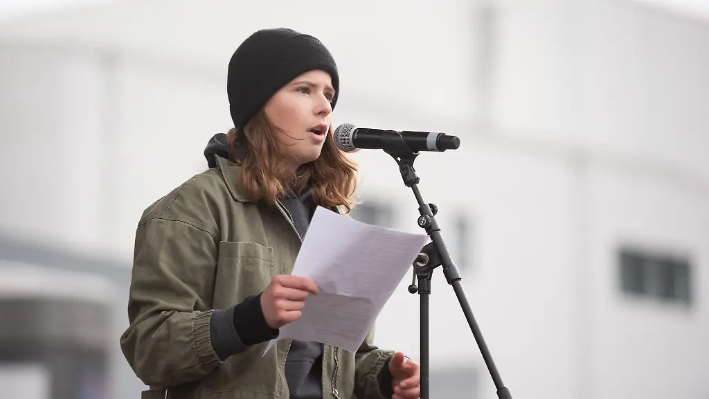 Die-Aktivistin-Luisa-Neubauer-spricht-auf-einer-Demo-gegen-den-Ukraine-Krieg-auf-dem-Spielbudenplatz