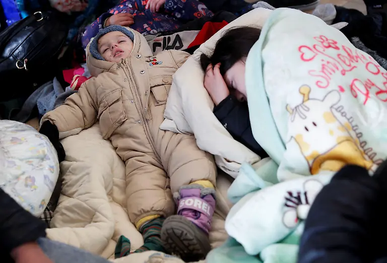 2022-03-03T104401Z-1536711581-RC2YUS98YJ0G-RTRMADP-3-UKRAINE-CRISIS-BORDER-HUNGARY