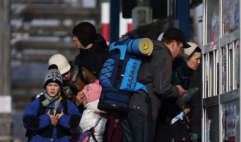 2022-03-03T112826Z-649424005-RC2UUS9LUZR4-RTRMADP-3-UKRAINE-CRISIS-BORDER-ROMANIA