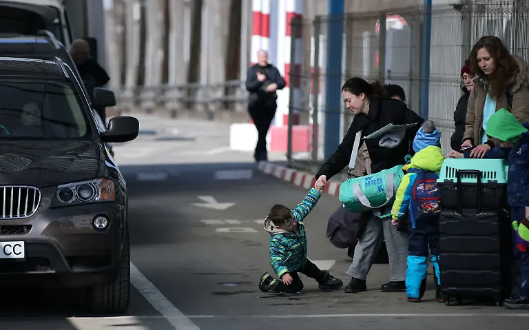 2022-03-03T112834Z-334999811-RC2WUS9W0ZZM-RTRMADP-3-UKRAINE-CRISIS-BORDER-ROMANIA