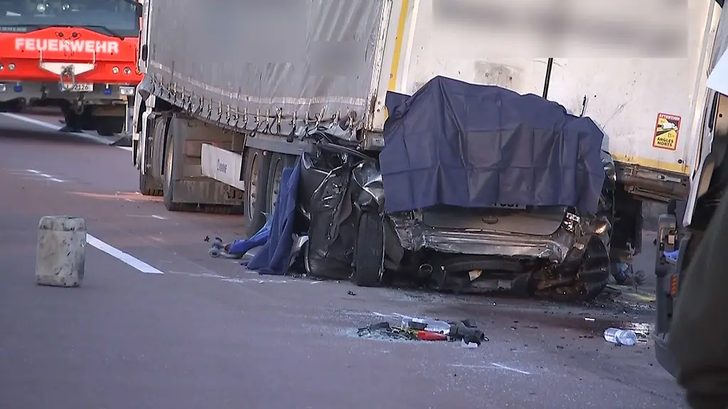 Ein-Auto-ist-unter-einem-Lastwagen-eingeklemmt