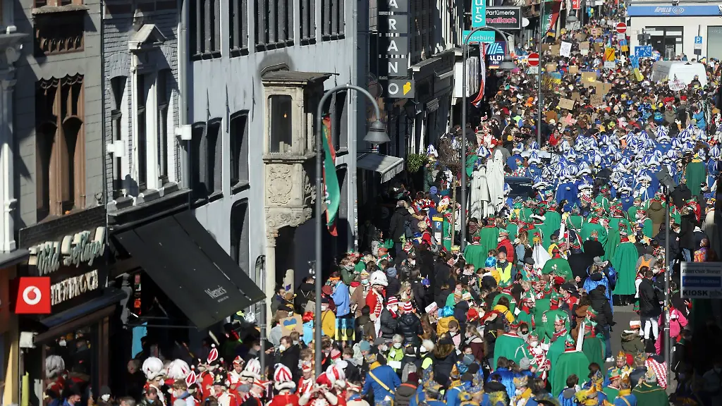 Karnevalisten-ziehen-bei-der-Friedensdemonstration-am-Rosenmontag-ueber-die-Severinstrasse