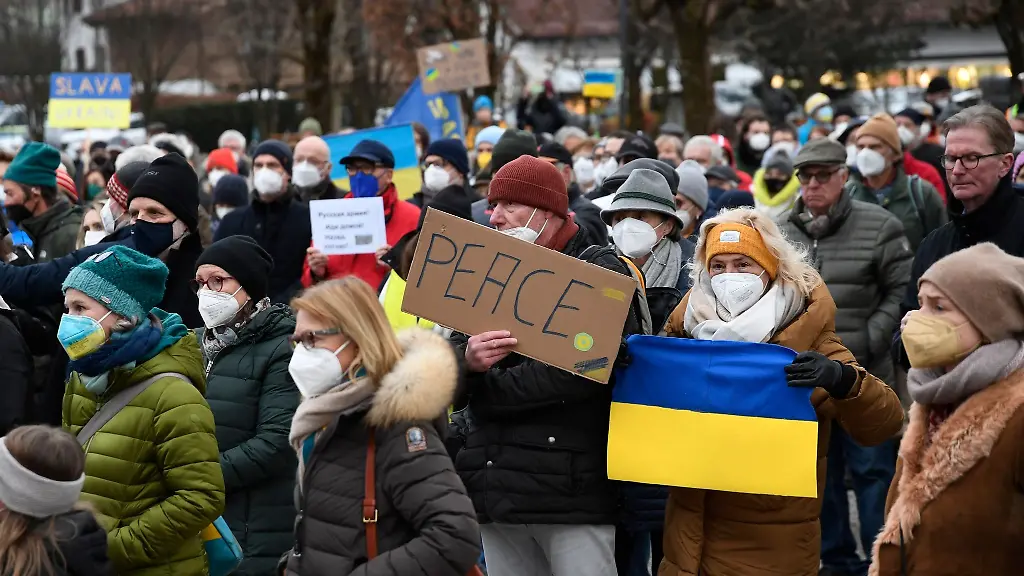 Teilnehmer-einer-Demo-gegen-den-Ukraine-Krieg-stehen-am-Wohnort-des-russischen-Oligarchen-Alischer-Usmanow