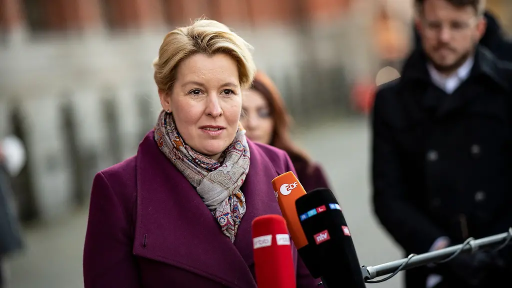 Berlins-Regierende-Buergermeisterin-Franziska-Giffey-SPD-spricht-zu-Journalisten