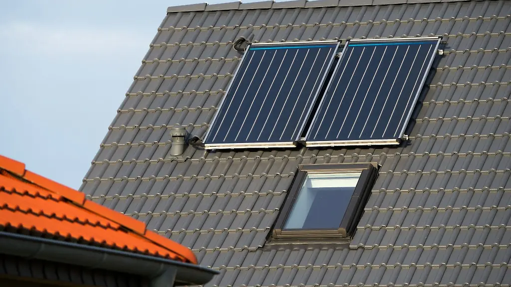 Module-einer-Photovoltaikanlage-produzieren-Strom-der-den-Haushalt-versorgt-und-teils-auch-ins-oeffentliche-Netz-eingespeist-werden-kann