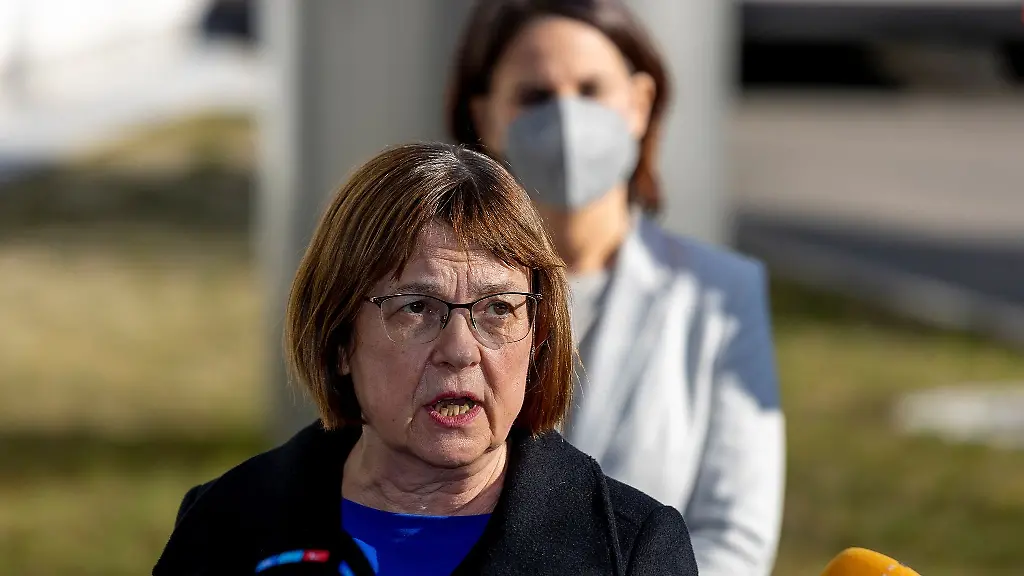 Integrationsministerin-Ursula-Nonnemacher-Gruene-spricht-zu-Journalisten