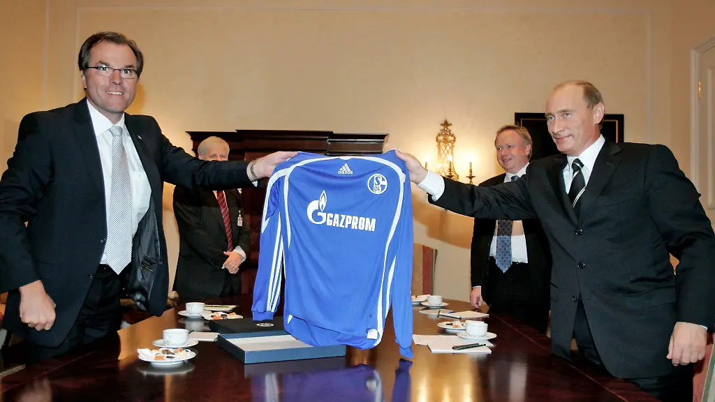 Der-russische-Praesident-Wladimir-Putin-r-und-Clemens-Toennies-damaliger-Aussichtsratsvorsitzender-des-Bundesligavereins-Schalke-04-halten-ein-Schalke-Trikot-mit-der-Aufschrift-des-ehemaligen-Sponsors-Gazprom