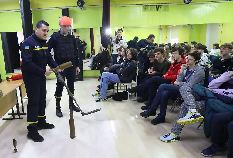 2022-02-22T181837Z-1084075010-RC22PS955ZSY-RTRMADP-3-UKRAINE-CRISIS-KHARKIV-DRILLS