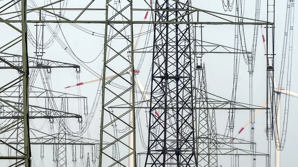 Strommasten-stehen-in-der-Naehe-eines-Windparks