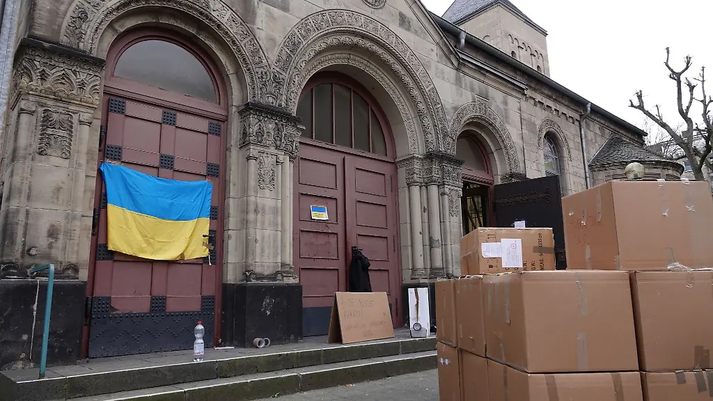 Vor-der-Heilig-Geist-Kirche-in-Duesseldorf-stapeln-sich-Spenden-fuer-die-Menschen-in-der-Ukraine