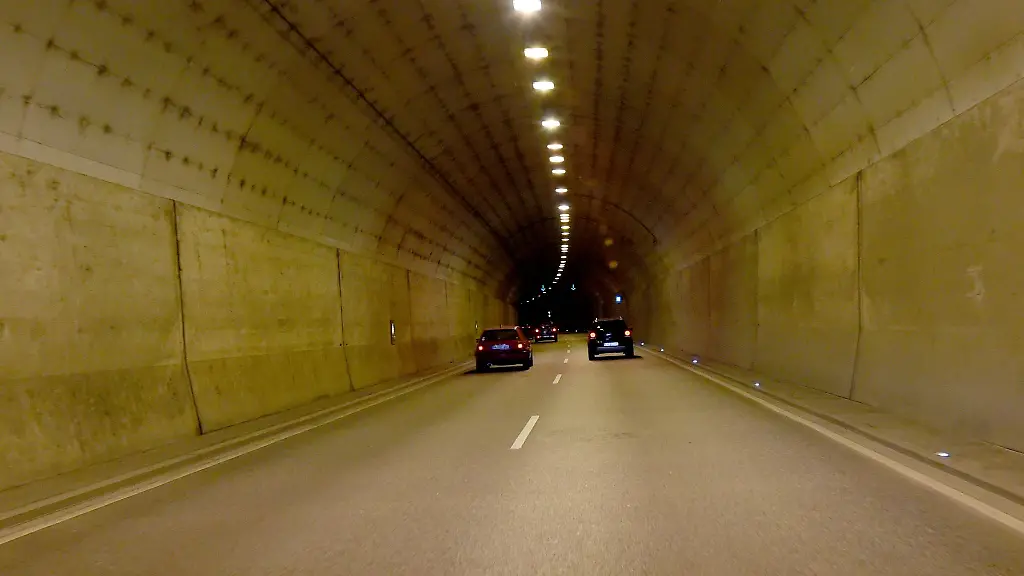 Autos-fahren-durch-den-Luebecker-Herrentunnel