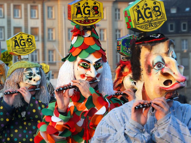 Mit Laternen, Trommeln und Piccoloflöten ziehen die Cliquen, Grüppchen und Einzelmasken durch die Basler Innenstadt und werden von etwa 100.000 Menschen beobachtet.