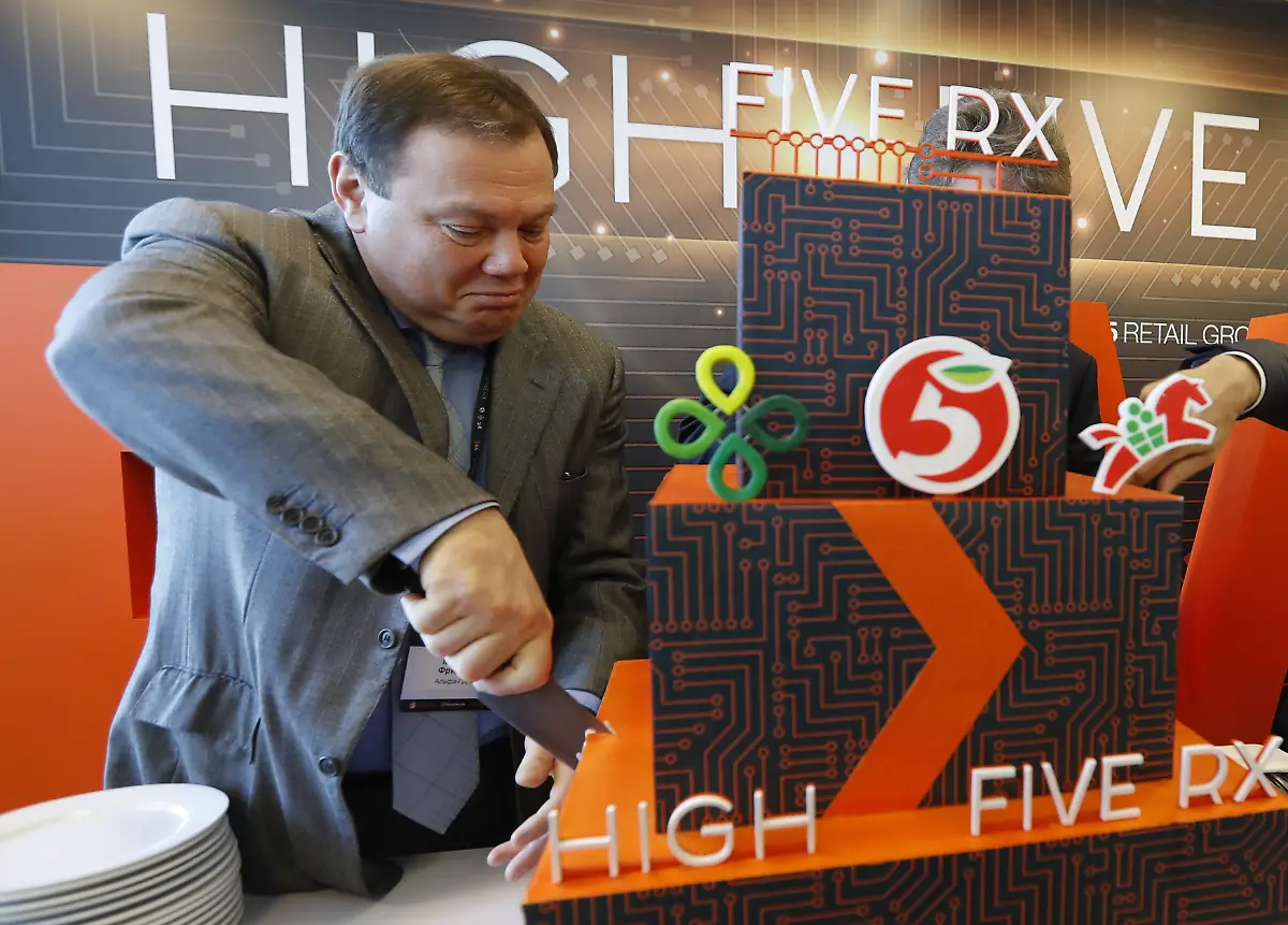 2018-02-01T102042Z-1375131762-UP1EE210SQI0K-RTRMADP-3-RUSSIA-X5-RETAIL