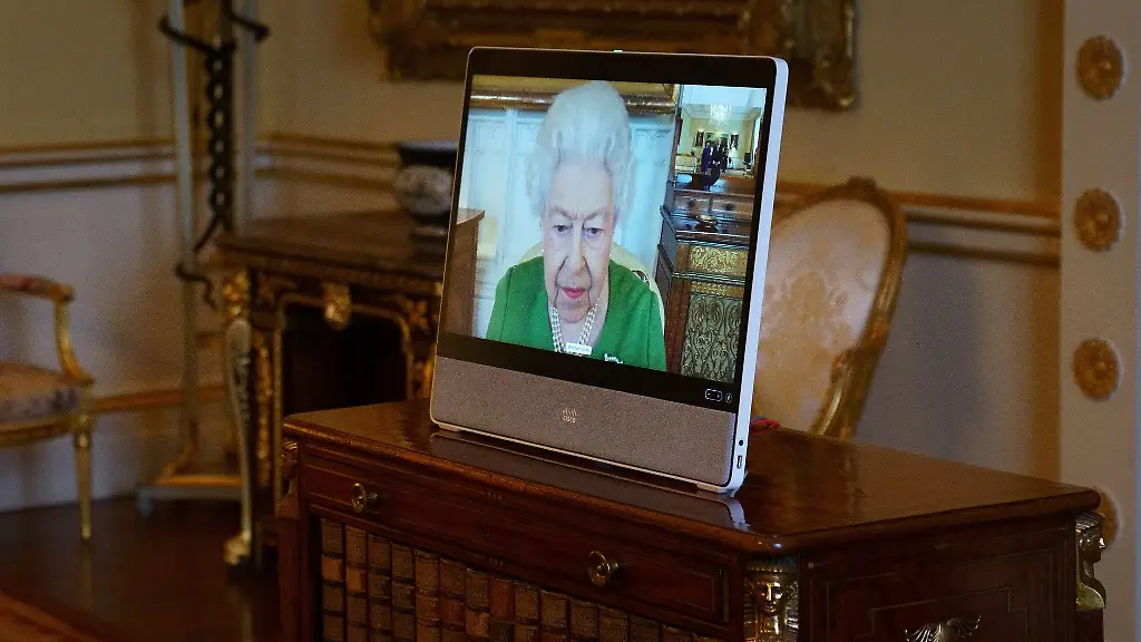 Koenigin-Elizabeth-II-bei-einer-virtuellen-Audienz-im-Buckingham-Palast