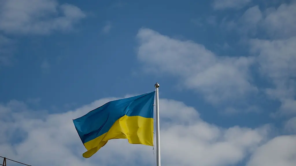 Eine-Ukrainische-Flagge-weht-im-Wind-vor-blauem-Himmel-mit-weissen-Wolken
