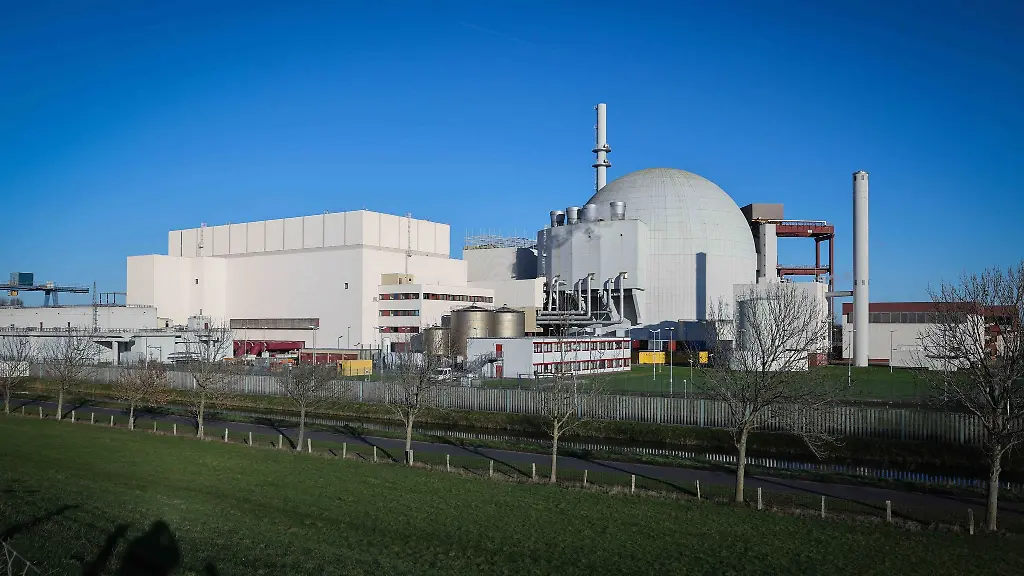 Blick-auf-das-Atomkraftwerk-Brokdorf-am-Elbdeich