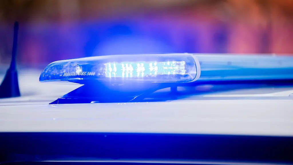 Das-Blaulicht-eines-Polizeifahrzeuges-leuchtet
