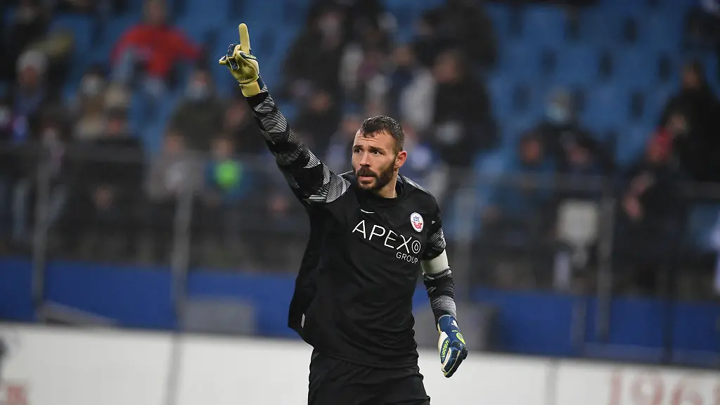 Rostocks-Torhueter-Markus-Kolke-gestikuliert-auf-dem-Platz