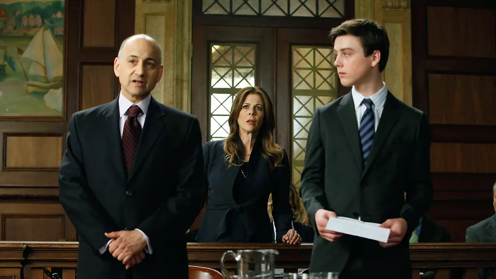Ned-Eisenberg-links-in-seiner-Rolle-als-Strafverteidiger-in-Law-Order-Daneben-die-Schauspieler-Rita-Wilson-und-Sterling-Beaumon