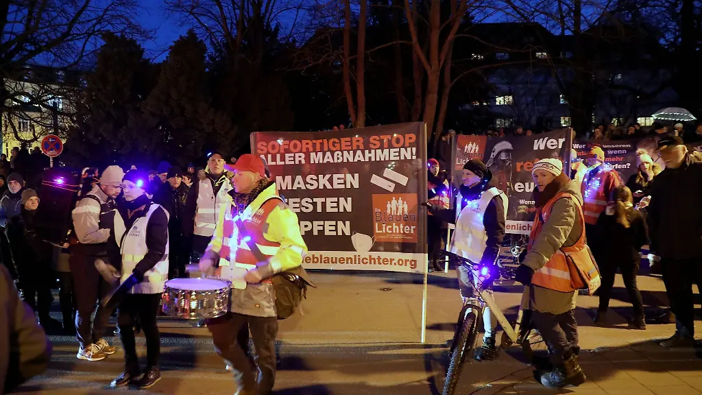 Teilnehmer-finden-sich-zu-einer-Demonstration-gegen-Corona-Massnahmen-und-Impfpflicht-ein