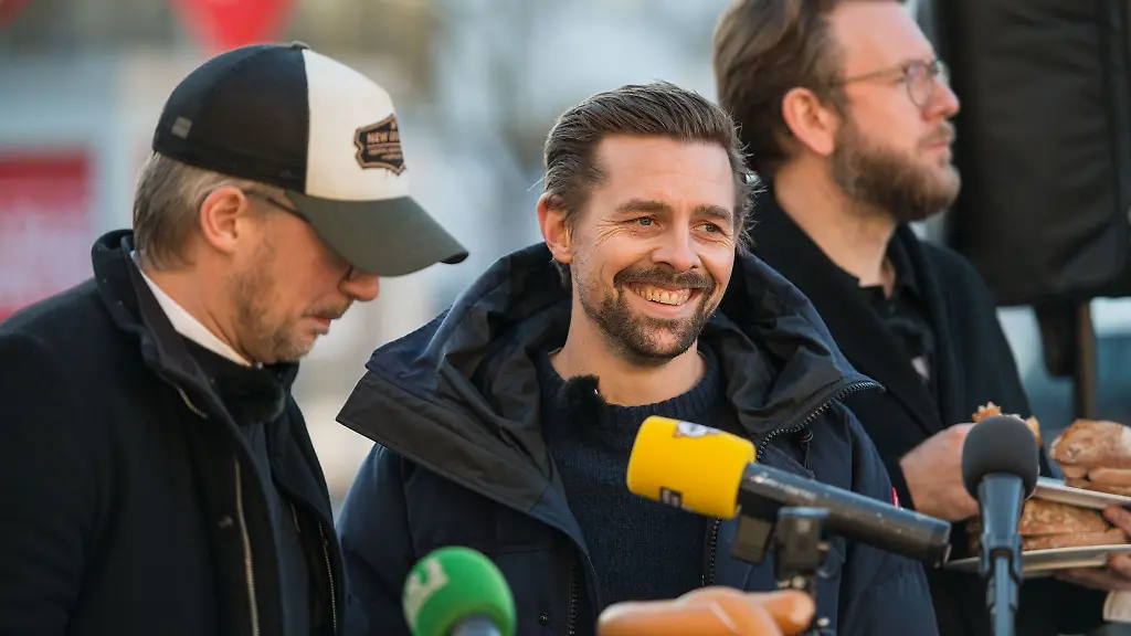 Fernsehmoderator-Klaas-Heufer-Umlauf-M-gibt-im-Rahmen-der-Dreharbeiten-fuer-die-ProSieben-Show-Late-Night-Berlin-gemeinsam-mit-den-beiden-Baywatch-Berlin-Kollegen-Thomas-Schmitt-l-und-Jakob-Lundt-auf-dem-Parkplatz-einer-Fleischfabrik-eine-Pressekonferenz