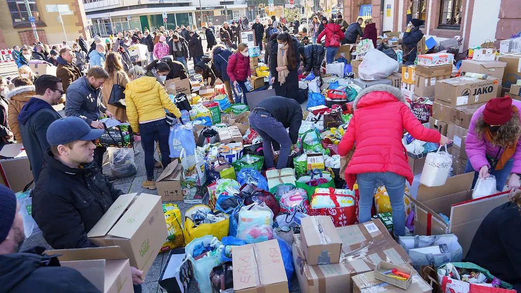 In-grossen-Mengen-treffen-am-Nachmittag-Sachspenden-fuer-die-Ukraine-an-einer-improvisierten-Sammelstelle-an-der-Hauptwache-in-der-Innenstadt-ein