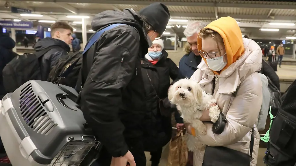 Ukrainische-Fluechtlinge-kommen-mit-einem-ukrainischen-Personenzug-an-einem-Bahnhof-in-an