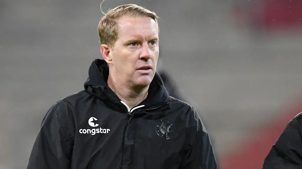 Trainer-Timo-Schultz-von-St-Pauli-geht-in-der-Halbzeit-vom-Platz