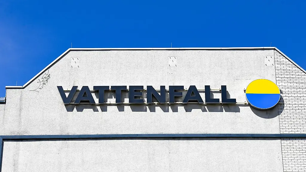 Das-Logo-vom-Energieunternehmen-Vattenfall-an-einer-Haeuserwand
