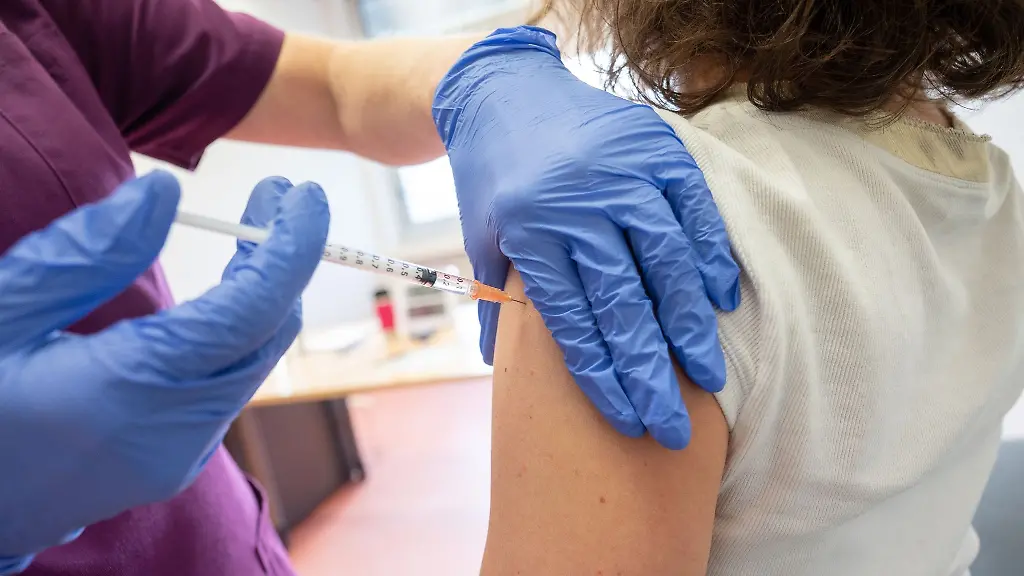 Eine-medizinische-Fachkraft-spritzt-einer-Frau-den-Novavax-Impfstoff