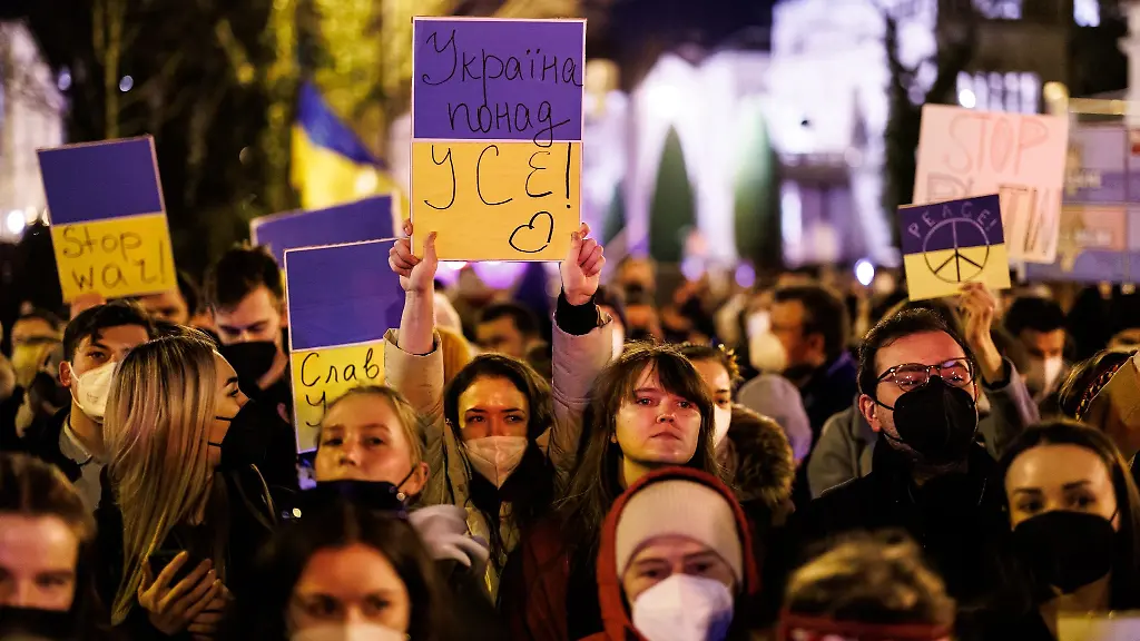 Teilnehmer-einer-Demonstration-gegen-den-Angriff-Russlands-auf-die-Ukraine-protestieren-mit-Schildern-und-Fahnen