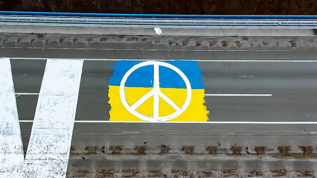 Eine-riesige-Friedensbotschaft-ist-auf-der-gesperrten-Rahmedetal-Bruecke-zu-sehen