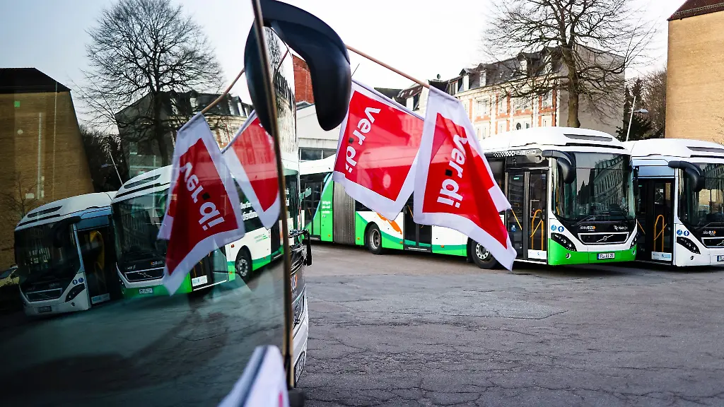 Verdi-Fahnen-sind-an-einem-Omnibus-auf-dem-Betriebsgelaende-der-Firma-Aktiv-Bus-befestigt